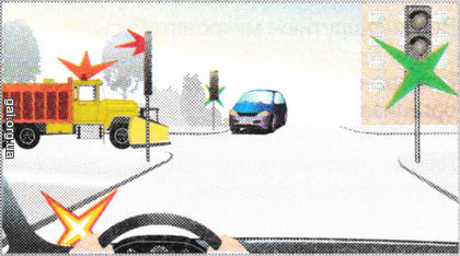 Водитель автомобиля с включенным маячком оранжевого цвета при проезде перекрестка обязан: