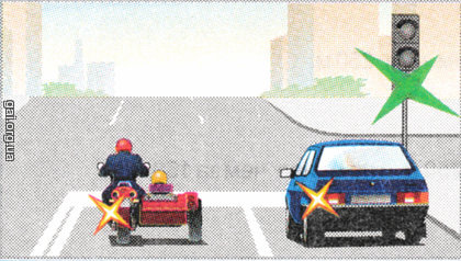Водій якого транспортного засобу правильно зайняв положення на проїзній частині перед перехрестям для розвороту?
