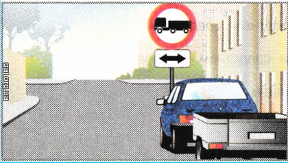 В каком направлении разрешается движение водителю легкового автомобиля с прицепом на этом перекрестке?