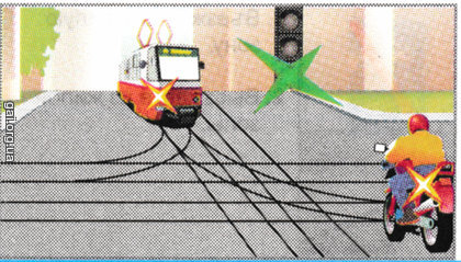 При проезде этого перекрестка водитель мотоцикла: