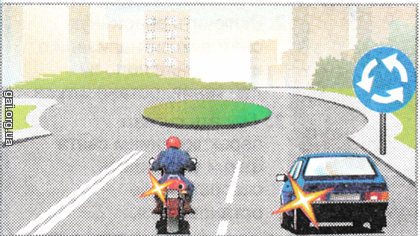 Водитель какого транспортного средства правильно занял положение на проезжей части перед перекрестком для движения налево?