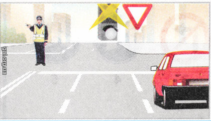 Водителю автомобиля движение через перекресток: