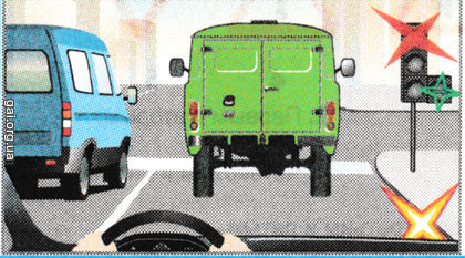 Водитель зеленого микроавтобуса, намереваясь двигаться прямо, при этих сигналах светофора должен: