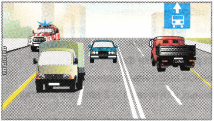 Разрешается ли водителю автомобиля пожарной службы движение по выделенной полосе на этом участке дороги?
