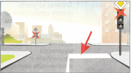 Нанесена на проїзній частині перед світлофором лінія розмітки вказує місце, де водій повинен зупинити транспортний засіб: