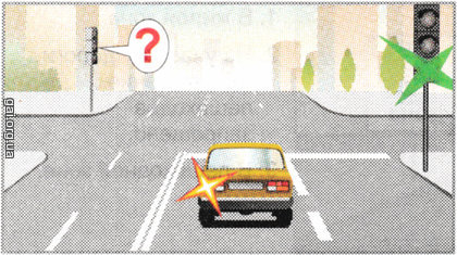 При каком сигнале светофора на выезде с перекрестка водитель легкового автомобиля может продолжить движение?