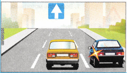 Чи дає водієві синього легкового автомобіля, який подає попереджувальний сигнал, перевагу стосовно водія жовтого автомобіля?