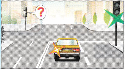 За якого сигнала світлофора на виїзді з перехрестя водій легкового автомобіля може продовжити рух?