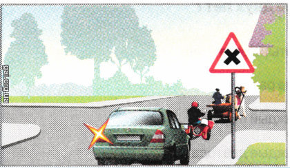 Разрешается ли водителю легкового автомобиля выполнить обгон на этом перекрестке?