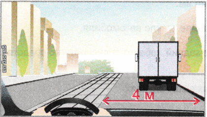 Чи дозволено вам виїхати на трамвайну колію попутного напрямку для випередження вантажного автомобіля, якщо ви керуєте легковим автомобілем?
