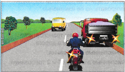 Чи дозволено водієві мотоцикла виконати зустрічний роз'їзд одночасно з мікроавтобусом у цьому випадку?