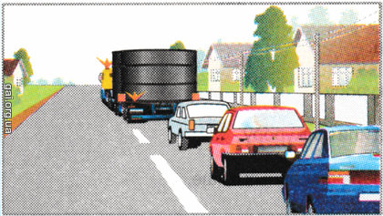 Чи повинен у цьому випадку водій вантажного автомобіля зупинитися на узбіччі, щоб пропустити автомобілі, які скупчилися ззаду?