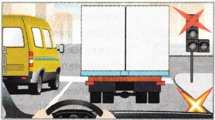 Чи повинен водій вантажного автомобіля, який має намір рухатися прямо, у цьому випадку повертати праворуч?