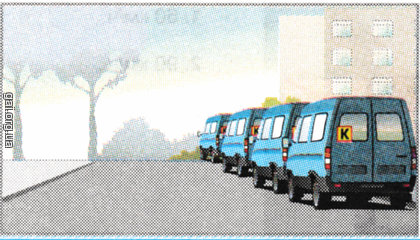 У населеному пункті колона мікроавтобусів зупинилася: