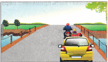 Чи дозволено водієві легкового автомобіля обігнати мотоцикл на мосту?