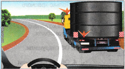 Как должен поступить водитель тягача, если за ним скопились транспортные средства, а скорость движения тягача не превышает 35 км/ч?