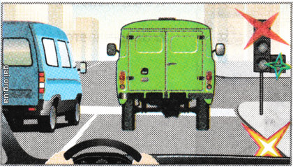 Водитель зеленого микроавтобуса, намереваясь двигаться прямо, при этих сигналах светофора должен: