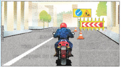 Подання попереджувального сигналу рукою в цьому випадку мотоциклістові треба закінчити: