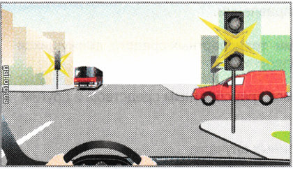 При работе светофора в режиме мигания желтого сигнала двигаться следует согласно правилам проезда: