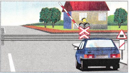 При открытом шлагбауме и выключенной световой сигнализации водитель легкового автомобиля обязан: