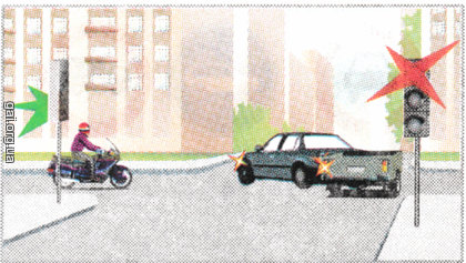 Должен ли мотоциклист уступить дорогу легковому автомобилю, завершающему разворот, при включении зеленого сигнала светофора?