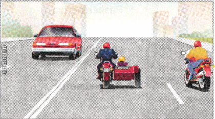 Водитель какого транспортного средства правильно занял полосу для движения на проезжей части, если все они двигаются со скоростью 50 км/ч?