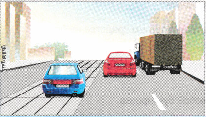 Нарушает ли водитель синего легкового автомобиля Правила, опережая красный автомобиль по трамвайному пути?