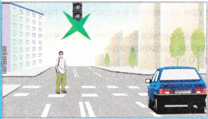 У разі ввімкнення зеленого сигналу світлофора перевагу в русі має: