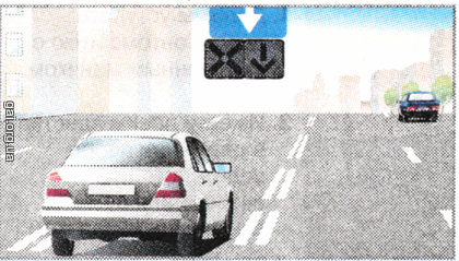 Який маневр перестроювання дозволено водієві білого автомобіля Правилами у разі вимкнення сигналів реверсивного світлофора?