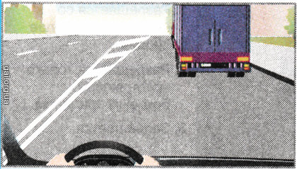 Чи дозволено вам виїхати на розділову смугу для випередження вантажного автомобіля?