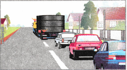 Должен ли в этом случае водитель грузового автомобиля остановиться на обочине для пропуска скопившихся сзади автомобилей?