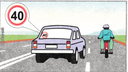Чи дозволено водієві автомобіля виїхати на ліву смугу за швидкості руху мопеда 20 км/год?