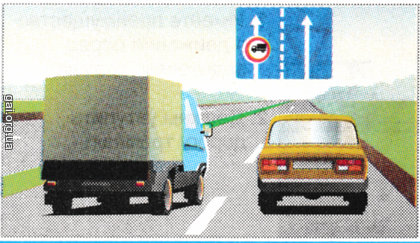 Водителю грузового автомобиля с разрешенной максимальной массой до 3,5 т движение по крайней левой полосе: