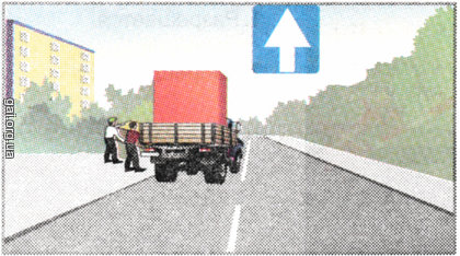 Чи дозволено водієві вантажного автомобіля з дозволеною максимальною масою більше 3,5 т виїхати на ліву смугу цієї дороги для розвантаження вантажу?