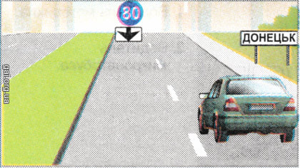 С какой максимальной скоростью водителю легкового автомобиля разрешается продолжить движение по правой полосе после проезда места расположения дорожного знака над левой полосой?