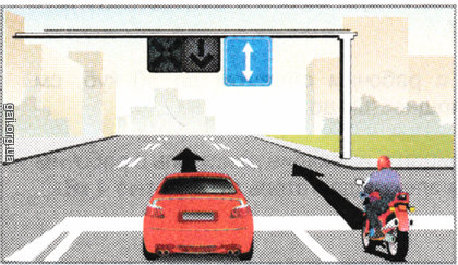Водій якого транспортного засобу порушує Правила, рухаючись у напрямку зображених на рисунку стрілок у разі вимкнення сигналів реверсивного світлофора?