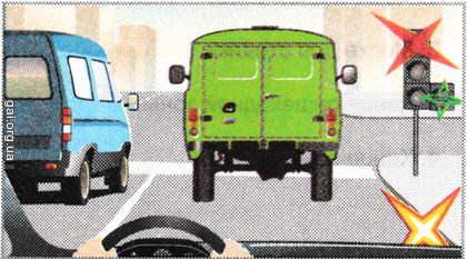 Водій зеленого мікроавтобуса, маючи намір рухатися прямо, при цих сигналах світлофора повинен: