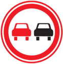 Яким транспортним засобам забороняє обгін даний дорожній знак?