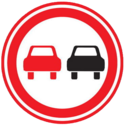 Какие транспортные средства запрещает обгонять данный дорожный знак?