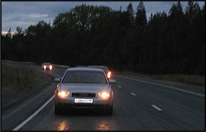 Какое освещение должно быть включено на автомобиле при встречном разъезде на неосвещённых участках дороги?