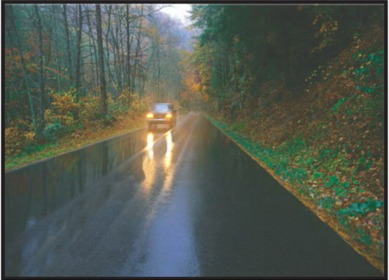 Какие внешние световые приборы должны быть включены на движущемся транспортном средстве независимо от степени освещения дороги в тёмное время суток?