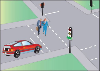 Как должен поступить водитель, если включился разрешающий сигнал светофора, а в направлении его движения находятся пешеходы, не успевшие перейти проезжую часть?