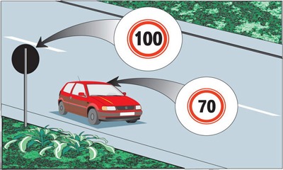 С какой максимальной скоростью разрешается движение на данном участке дороги при наличии на автомобиле опознавательного знака?