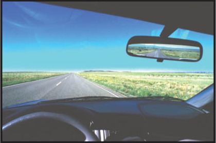 Разрешается ли водителю выполнить разворот на данном участке дороги, если, посмотрев в зеркало заднего вида, он увидел, что сзади него другие транспортные средства отсутствуют?