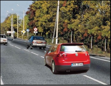 Разрешается ли водителю красного автомобиля двигаться, занимая одновременно две полосы?