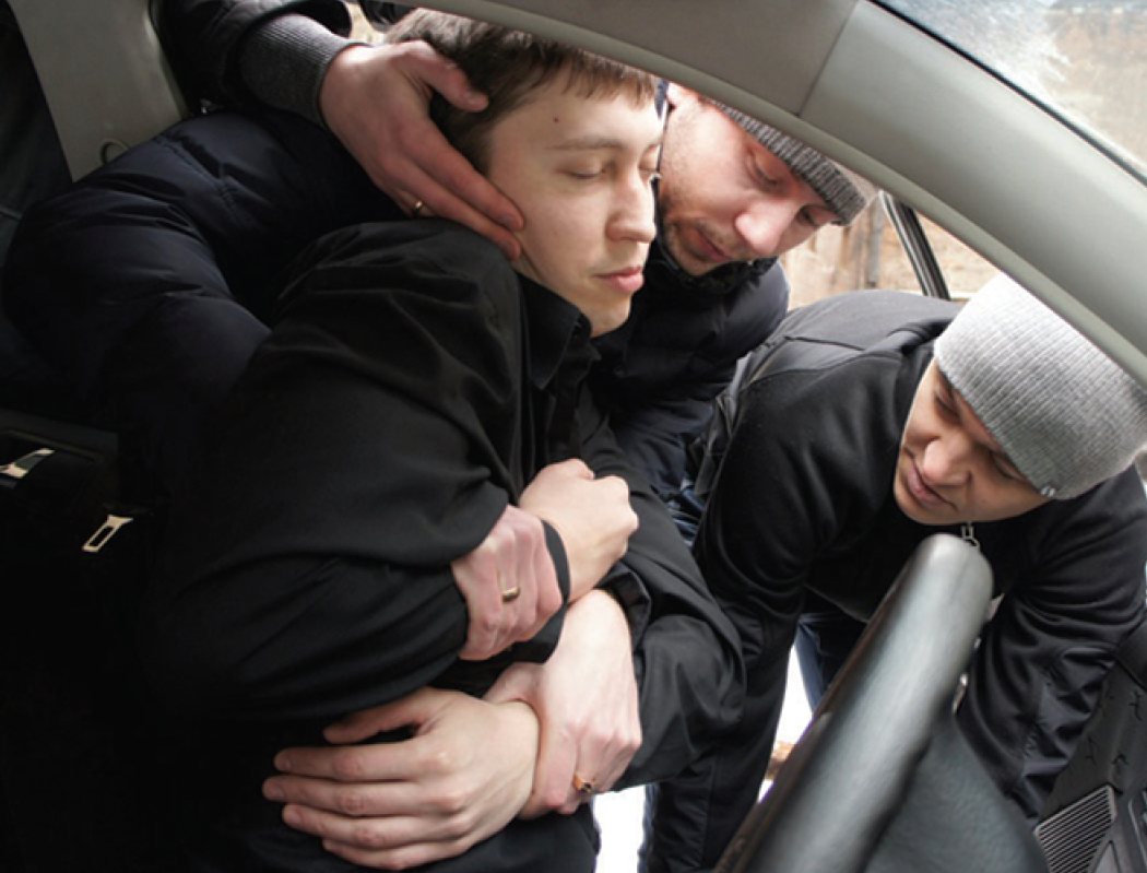 Витягання потерпілого з автомобіля< Витягання потерпілого з автомобіля<