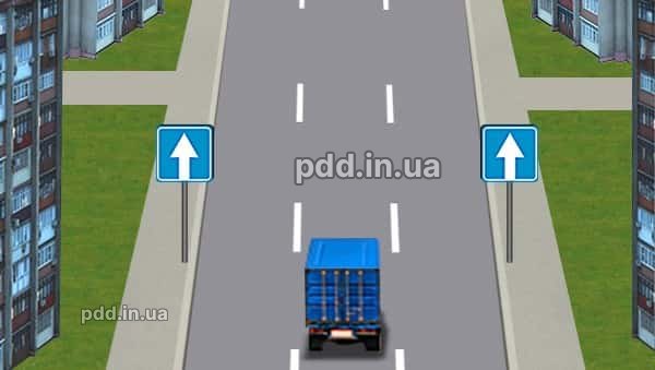 На якому боці дороги з одностороннім рухом в населеному пункті водієві вантажного автомобіля з дозволеною максимальною масою понад 3,5 т дозволено