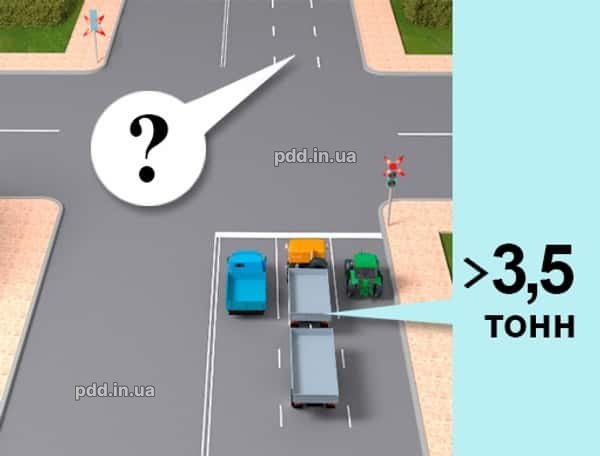 Хто з водіїв вантажних автомобілів із дозволеною максимальною масою понад 3,5 т і трактора правильно зайняв смугу для руху прямо?