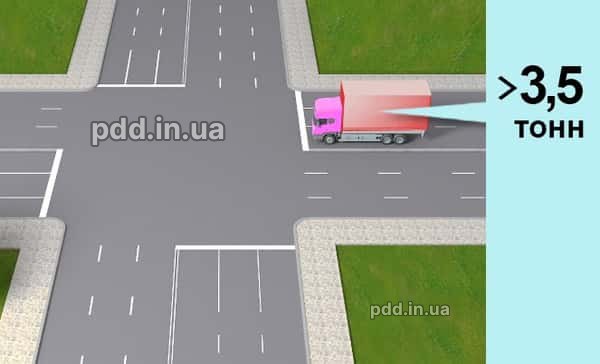 У якому напрямку дозволено рух на перехресті водієві вантажного автомобіля з дозволеною максимальною масою понад 3,5 т?