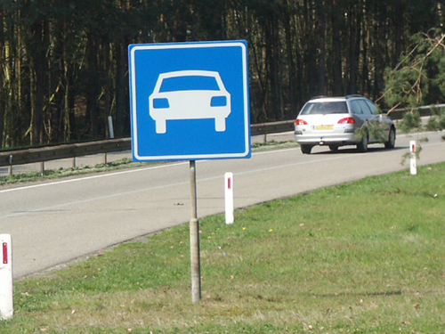 Яка максимальна швидкість легкового автомобіля на цій дорозі?